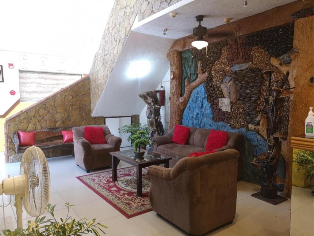 Oyo 880 Flores De Musa Inn بويرتو برينسيسا المظهر الخارجي الصورة